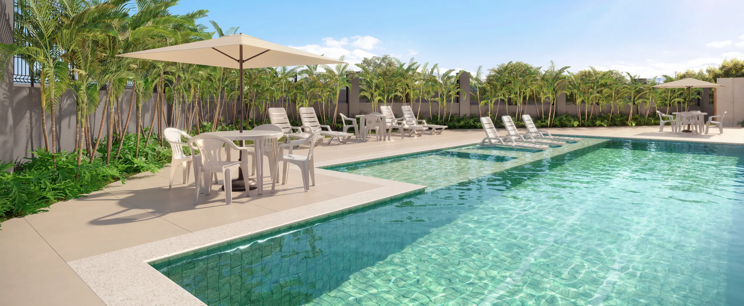 Piscina do condomínio cercada por palmeiras, com espreguiçadeiras e mesas com guarda-sol